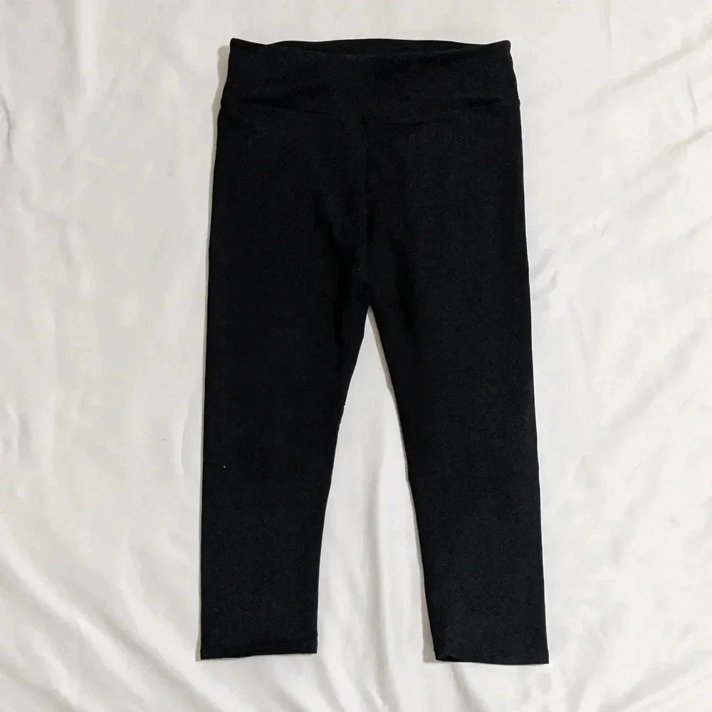 FABLETICS Define PowerHold Mid-Rise Capri, Color Black Size XS - Picture 3 of 14